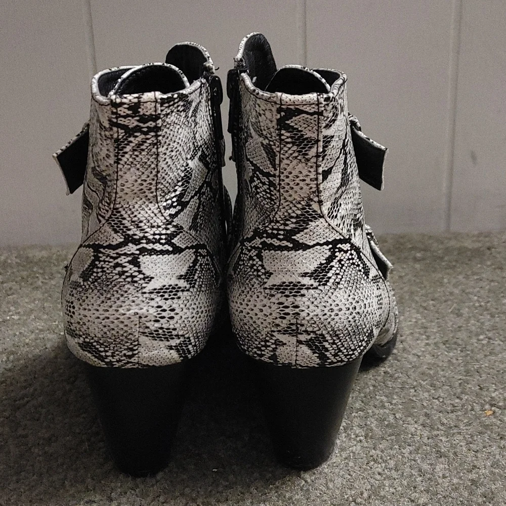 Snakeskin ankle bootie - Picture 2 of 5